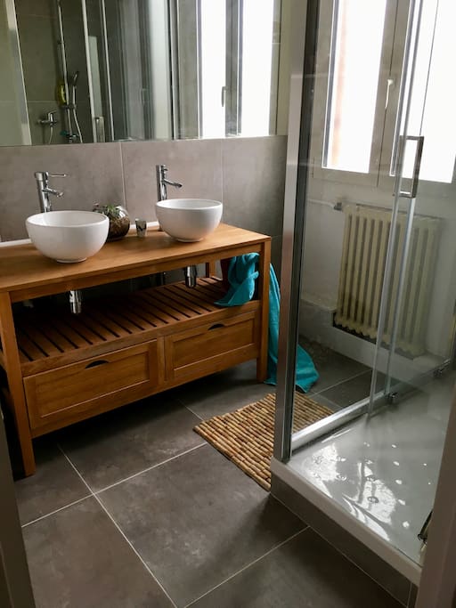 salle de bain : deux lavabos, une grande douche