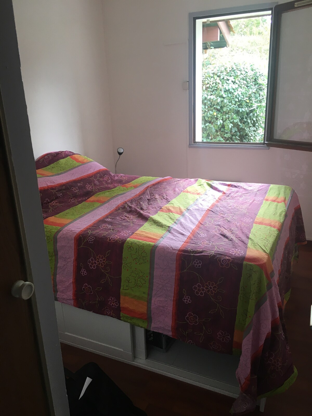 спалня:
матрак с дебелина 20 см
Подреждане под леглото в гардероба