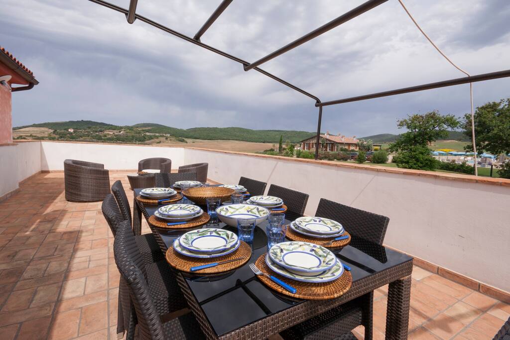 Terrazza con vista sul parco e piscina