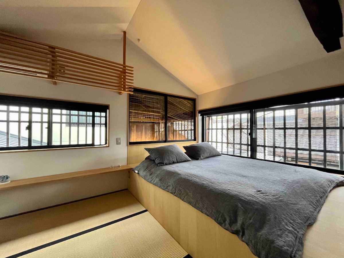 Lit queen size et tatami sur le sol de la chambre principale. 
Chaque fenêtre est équipée de stores sombres que vous pouvez rouler pendant la nuit. 