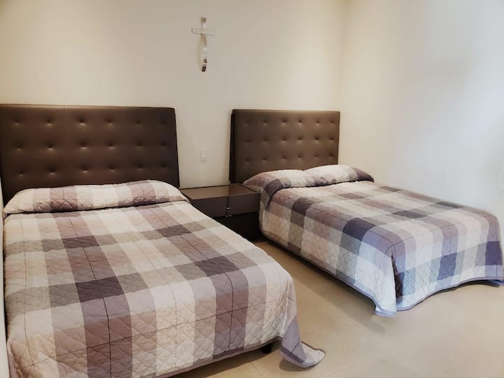 ห้องนอนที่สองพร้อมเตียงคู่ 2 หลังและตู้เสื้อผ้า