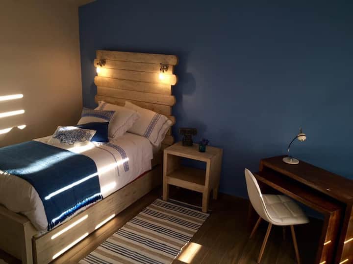 Quarto com duas camas de solteiro