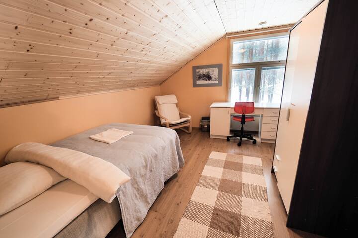 2. Slaapkamer boven. Kamers boven hebben een bed van 120 cm breed en bureau en kast. Decoratie met vogelthema aan de muren.