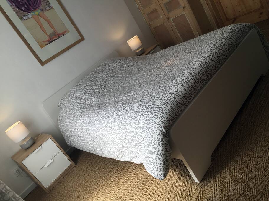 Chambre avec literie neuve, télévision et accès wifi. Décoration soignée