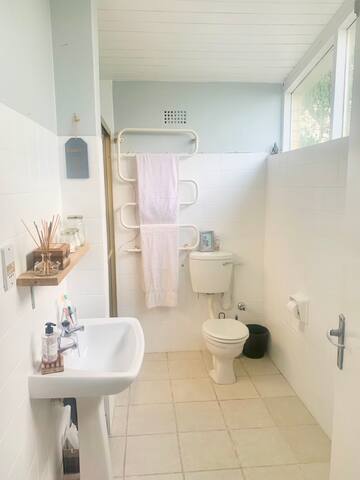 Light & spacious holiday home. Skip to the beach. gallery image 5