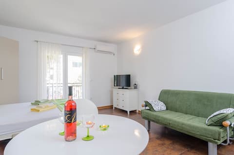 Successful Airbnb property: Cozy Studio with Private Parking in Općina Orebić