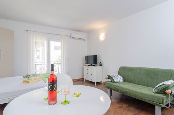 Cozy Studio With Private Parking - Makarska Riviera