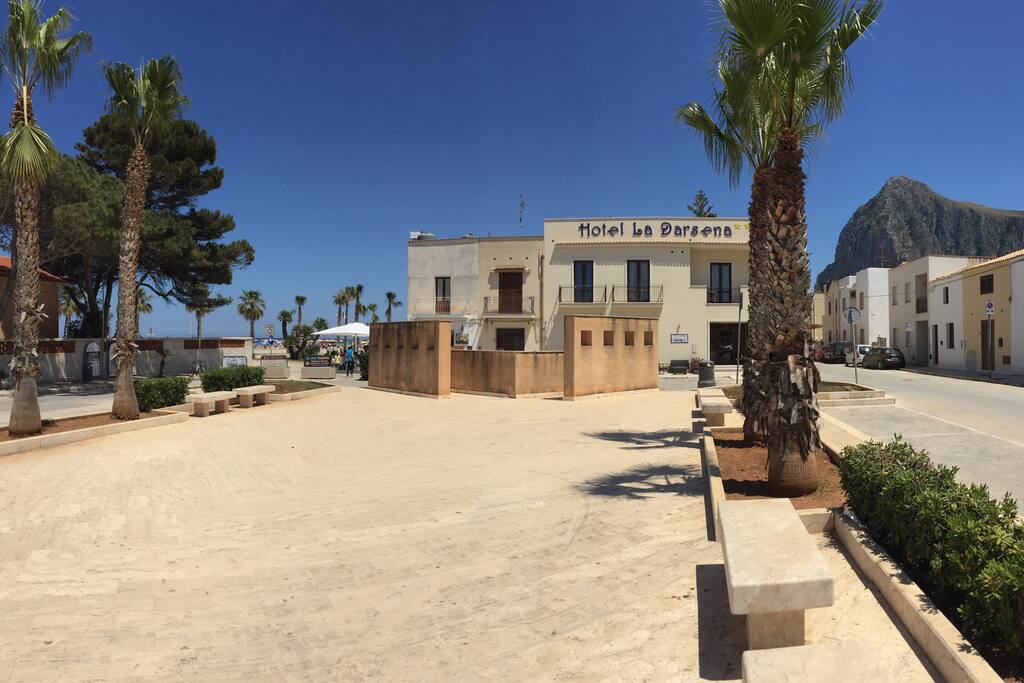 A destra il nostro appartamento e a sinistra la spiaggia