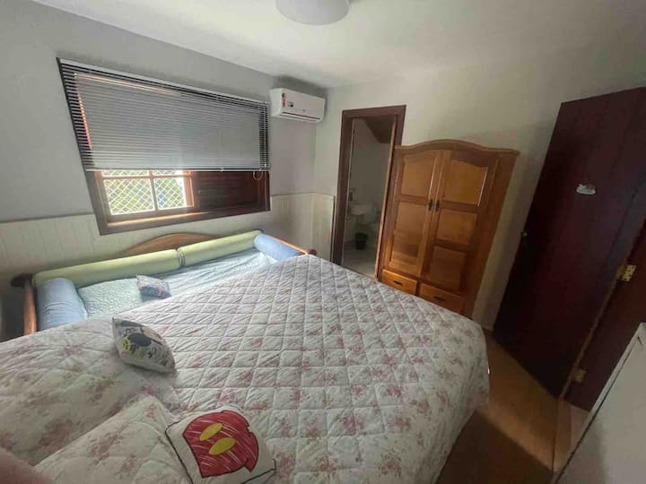 Apartmán 2 - 1 manželská posteľ a 1 detská postieľka. Teplá a studená klimatizácia. Zatemnenie