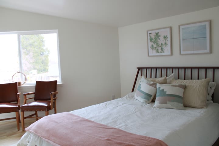 Dobre sa vyspite v tejto hlavnej spálni s vlastnou kúpeľňou a šatníkom.