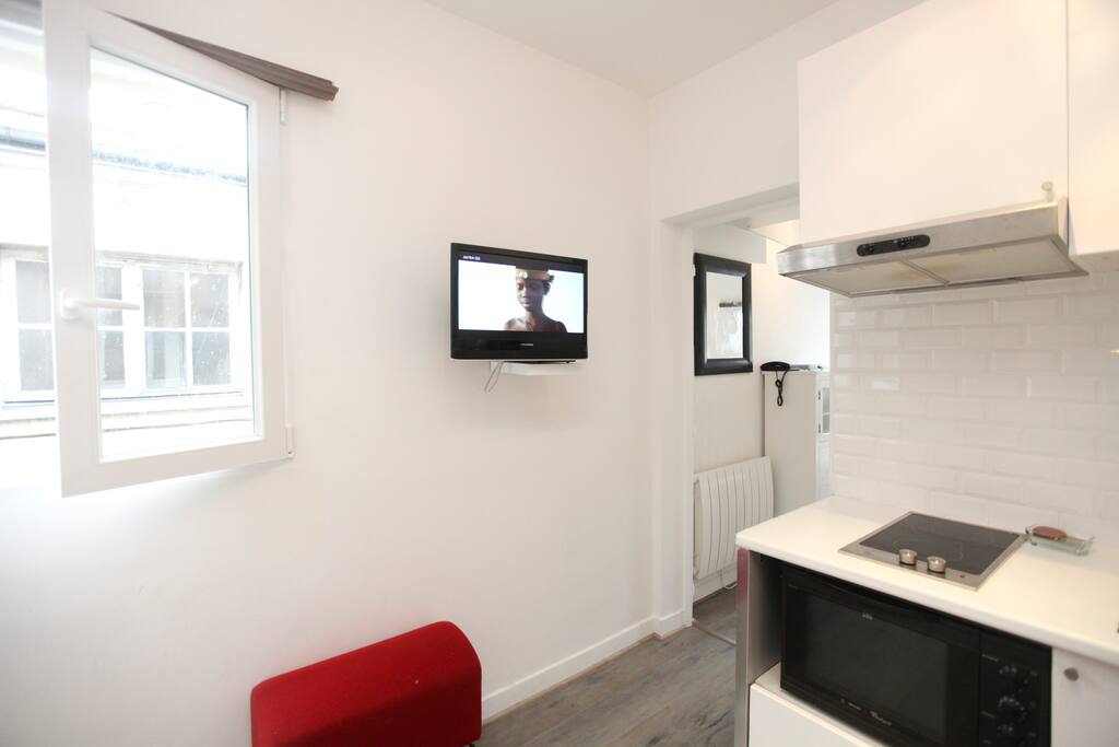 Boulevard Saint Germain : quiet studio with a-c 6th floor for 2 guests. Window overlooking courtyard. Blackout blind.