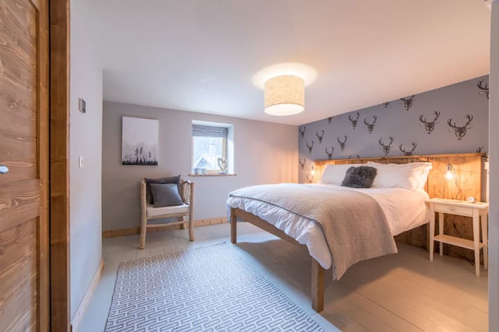 ห้องนอนคู่ในตัวชั้นล่างหรือเตียงเดี่ยว 2 หลัง สามารถดันเตียงเดี่ยว 2 หลังเข้าด้วยกันสำหรับเตียงคู่ขนาดใหญ่