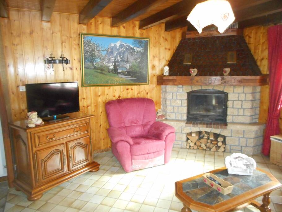 Le coin cheminée et tv du salon