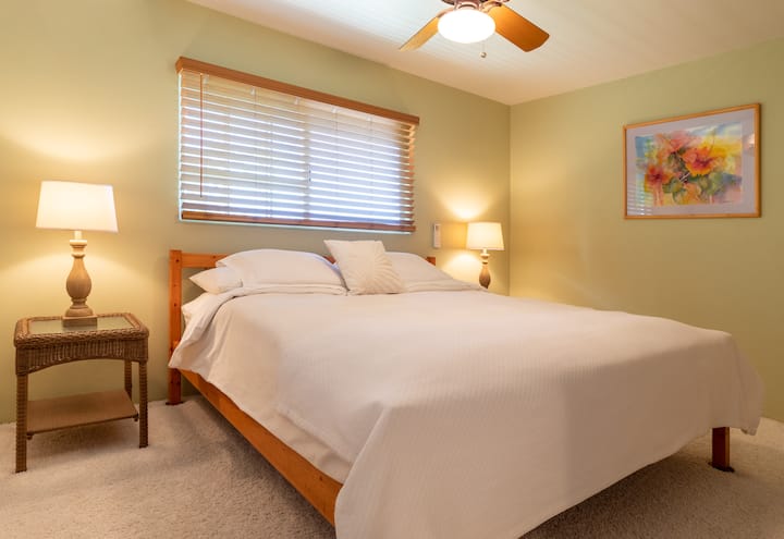 超舒适的加大双人床，配有酥脆的床单。