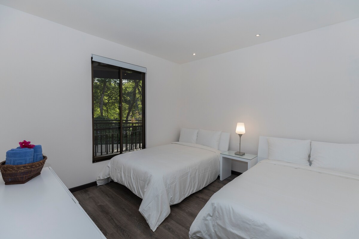 2 queensize slaapkamers