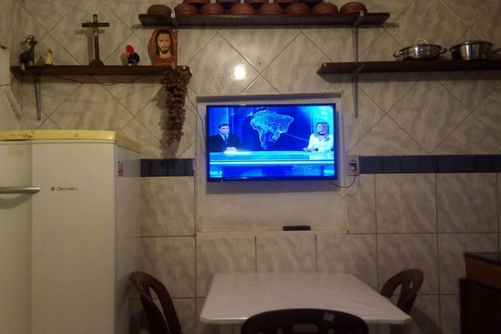 Cozinha aparelhada com geladeira, fogão, TV e conjunto de panelas, pratos e talheres para os hospedes usarem na confecção de suas próprias refeições. Por mais praticidade, existem vários restaurantes ou vendedores de comida caseira (marmitas) na área.