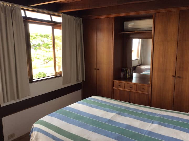 Chumba cha 1 kwenye ghorofa ya juu, kinachoangalia bahari ( tazama picha ya mwonekano ) na chenye hewa safi 