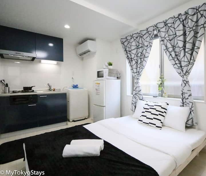 Chumba cha kustarehesha kina kiyoyozi na kiyoyozi kwa hivyo huna haja ya kuwa na wasiwasi wakati wa msimu wa JOTO na Majira ya Baridi wakati wa ukaaji wako.