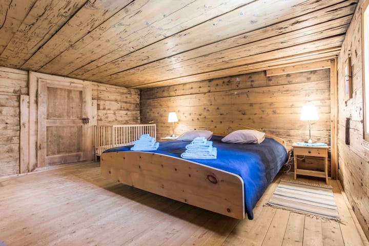 OG Schlafzimmer 1 
Mit einem Doppelbett von 180 x 200  
und ein Babybett von 60 x 120