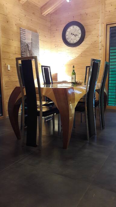 chaleureux séjour 6 personnes avec table réalisée par un ébéniste (pièce unique).