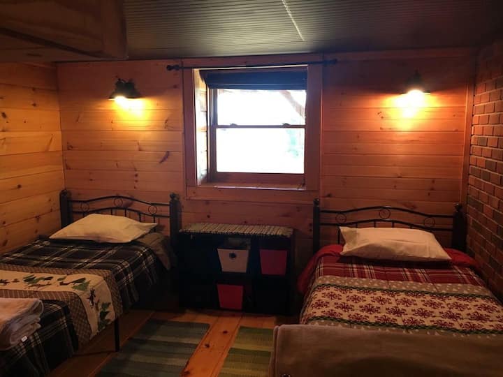 Два двокреветни кревета се наоѓаат во подрумската спална соба.  Одлично место за деца.  Собата е опремена со работно место и телевизор со телевизор и телевизор со DVD плеер.