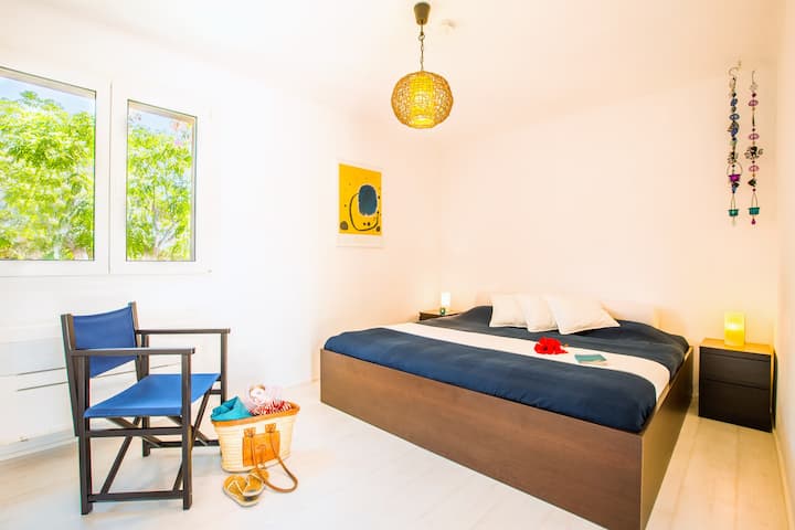 Bedroom II, bed with 200 x 200 mattress