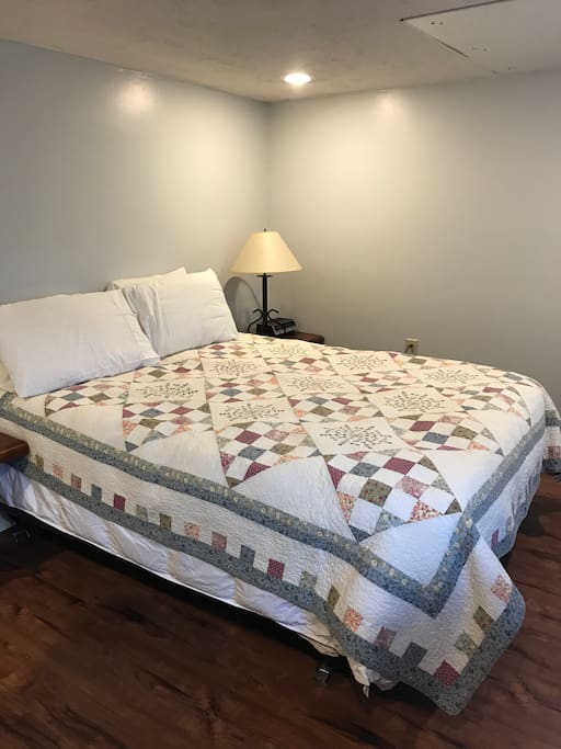 MERRIE & ROBERT'S: Beautiful Big Blue House Suite