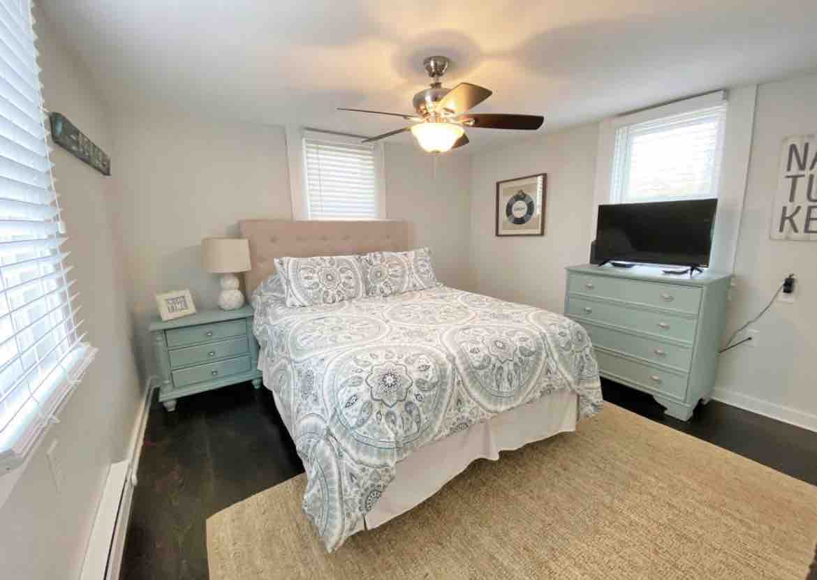 Chambre principale. Remarque : la télévision a dû être retirée.