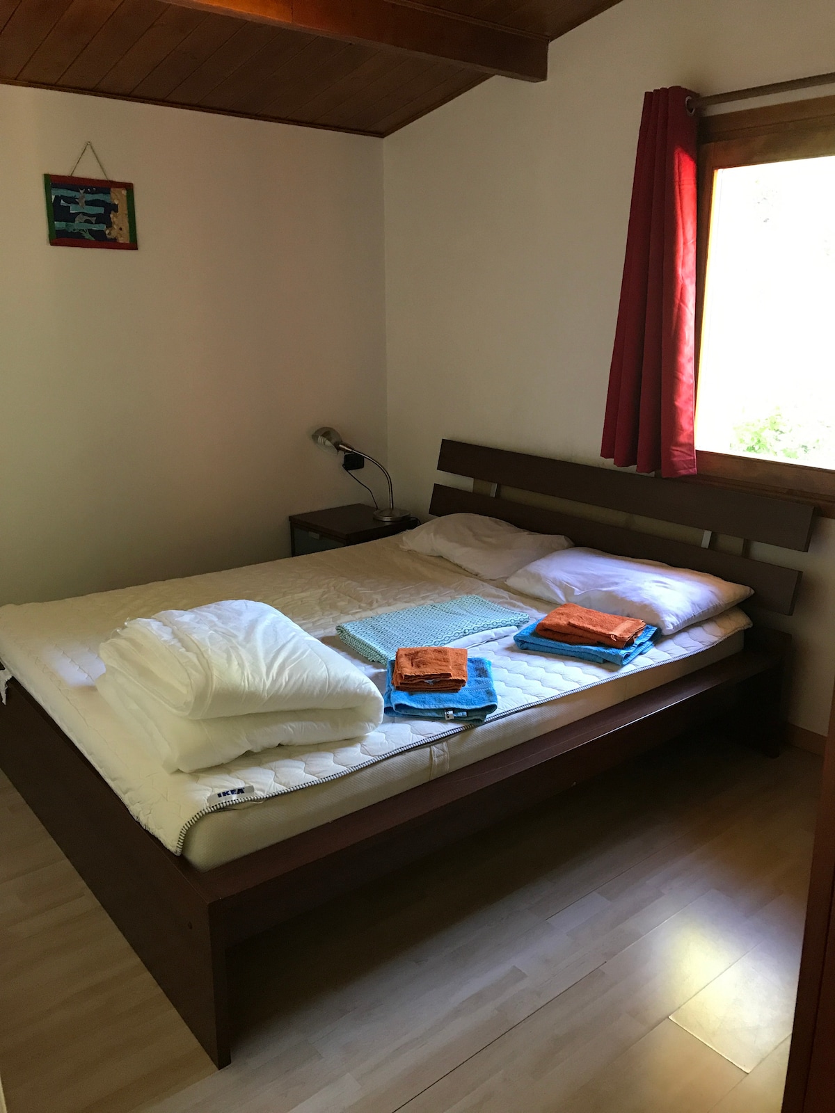 客房，标准双人床。