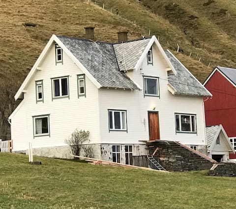 Fugleøya Runde - cozy older farmhouse