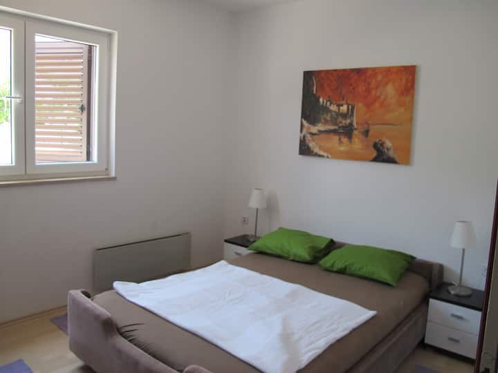 ・ベッドルーム2
ダブルベッド2名様用