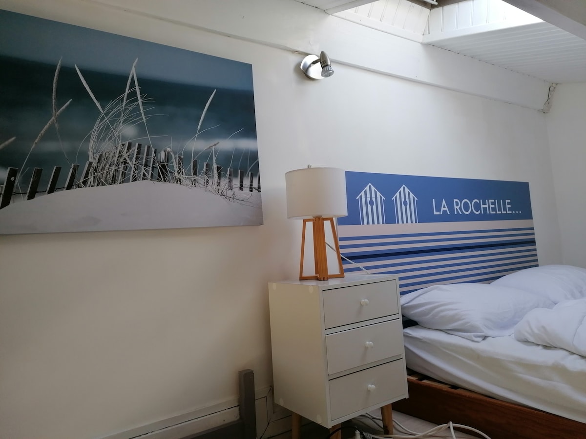 Priestor na spanie na spanie v medziposchodí prístupný po rebríku. Výška na najvyššej úrovni 1 m65. Nevhodné pre malé deti, ľudí so zdravotným postihnutím a vysokých ľudí. 
Velux so slepým okultantom