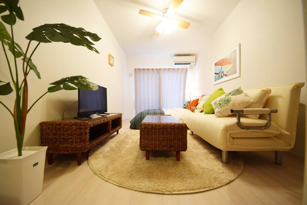 *We used super wide lens for showing entire space. The room is smaller than pictures. お部屋全体を写す為広角レンズを使用しています。実際のお部屋は写真より小さめです。 為了拍攝房間整體的照片,使用了廣角鏡片。實際上房間是比照片上的稍為小。