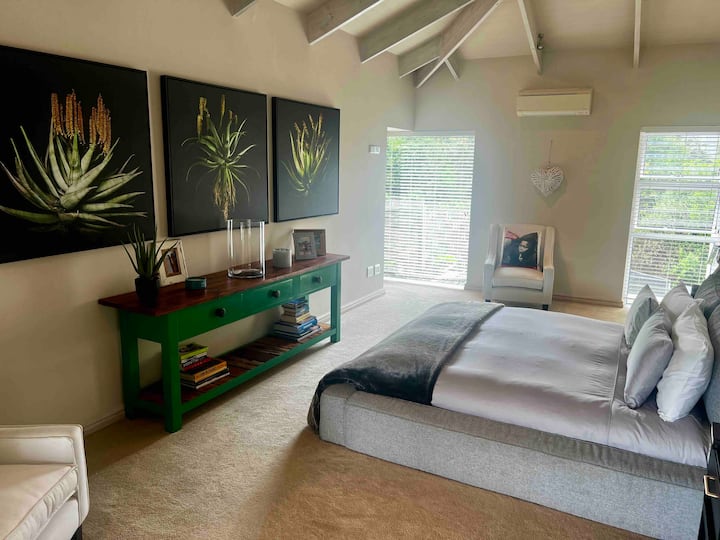 Dormitorio principal en la planta superior con vestidor privado y baño privado