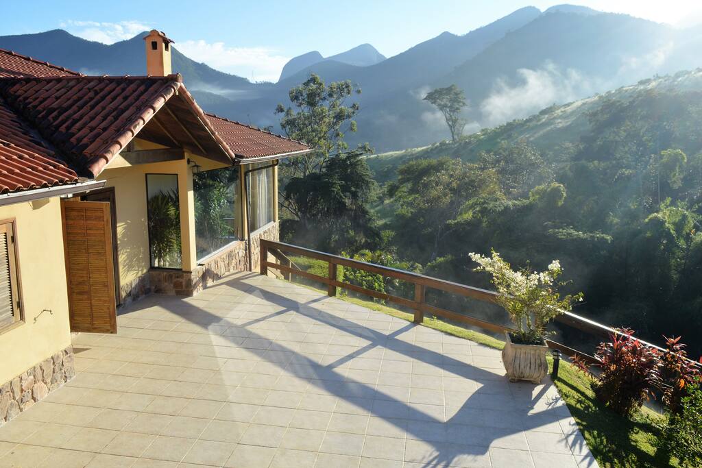 Vista do vale com as montanhas ao fundo
