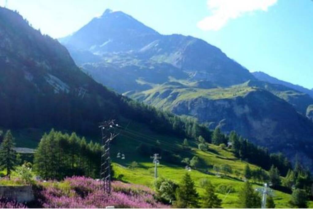 Vue depuis le balcon sur le mont pourri. Exposition ouest