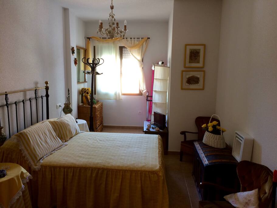 Habitación principal con baño completo y cama matrimonio