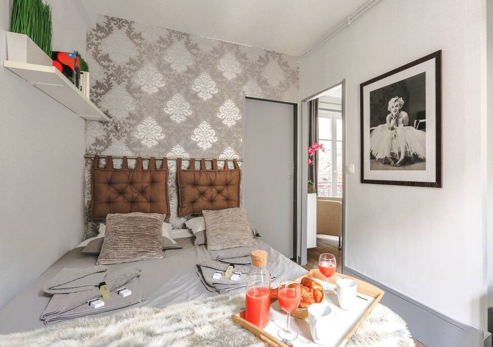 The bedroom contains a bed Queen Size very comfortable
