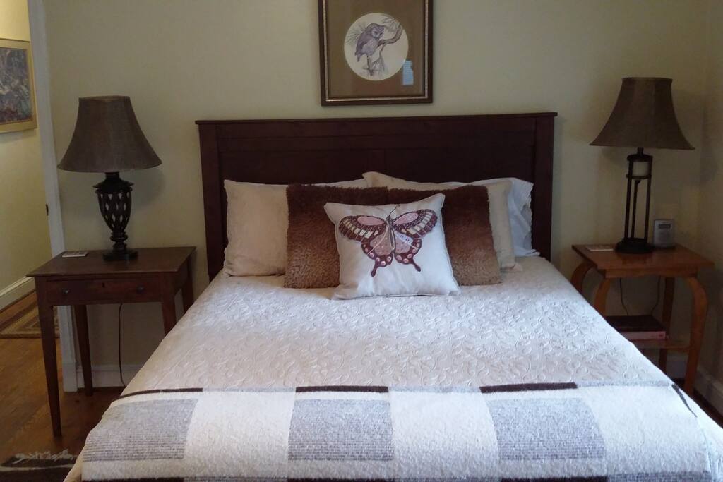 Queen en suite bedroom