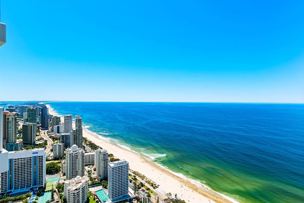 Located on Hilton Tower 49th floors, invincible super Sky Ocean-view, also a sprawling vista of the Surfers Paradise Skyline at large balcony: from the City, past the River and off into the Mountains.
公寓位于希尔顿大楼49楼高层,坐拥超级无敌Sky海景、黄金海岸天际线下美丽的城景和远处的山景