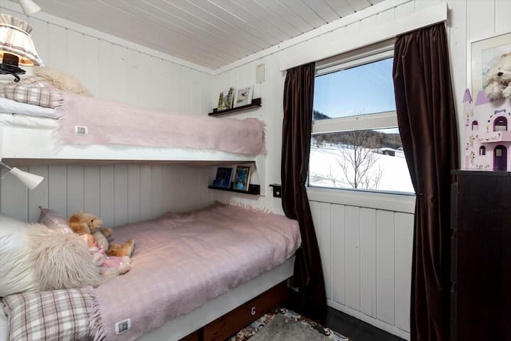 Chumba cha kulala 2 na bunk ya familia na kabati la nguo.