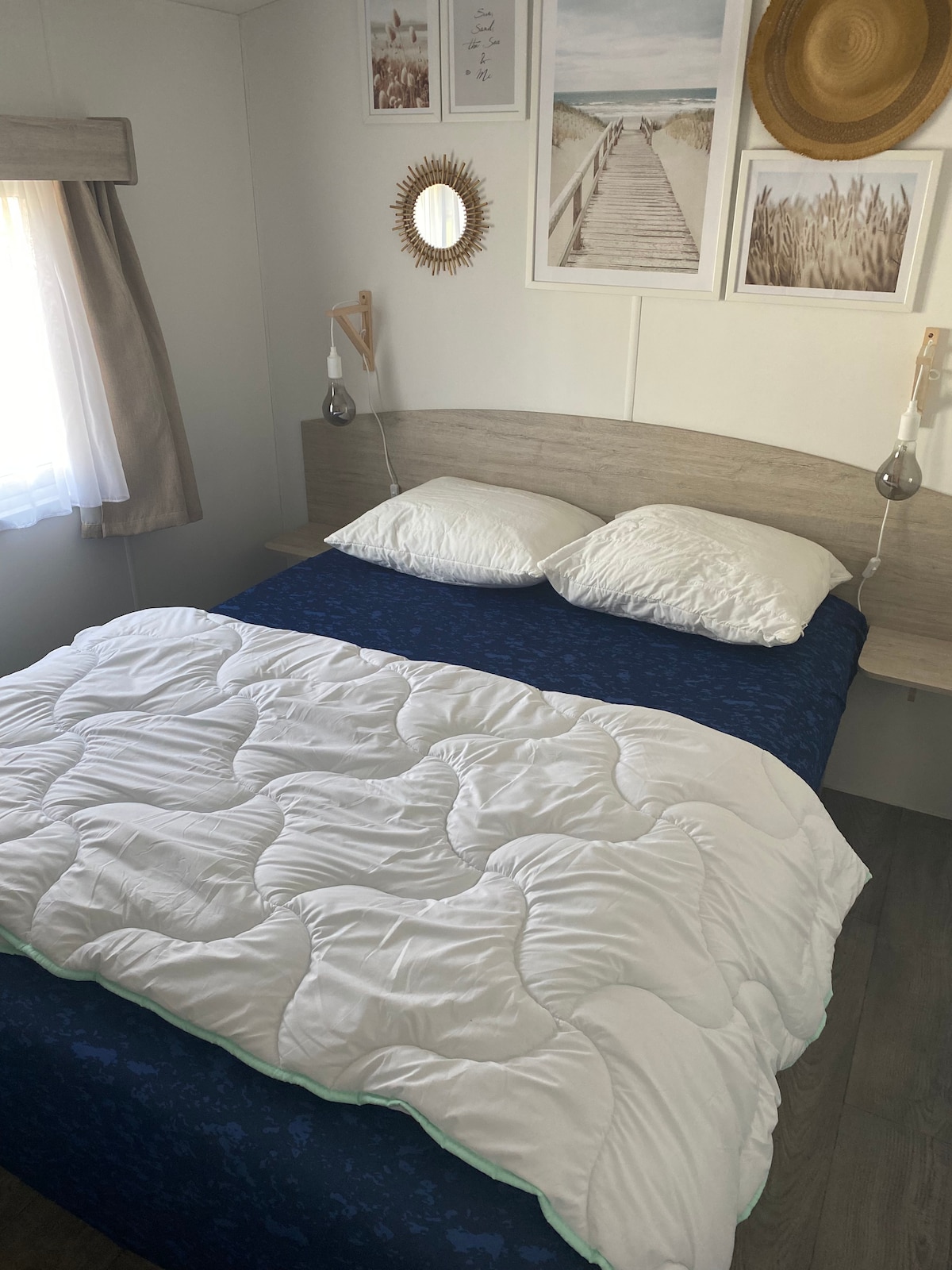 Chumba kizuri cha kulala chenye vitanda viwili (150x200) na sehemu ya kabati. Kuna duvet mbili na duvets mbili moja inapatikana.