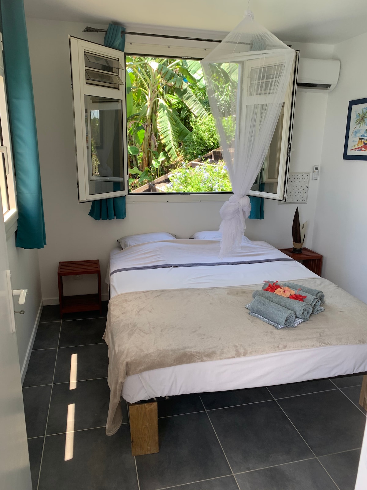 Suite principal con su cama de 160, vistas al mar y vegetación