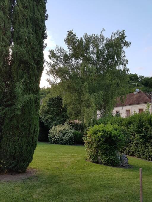 Jardin d'agrément à l'arrière de la propriété
