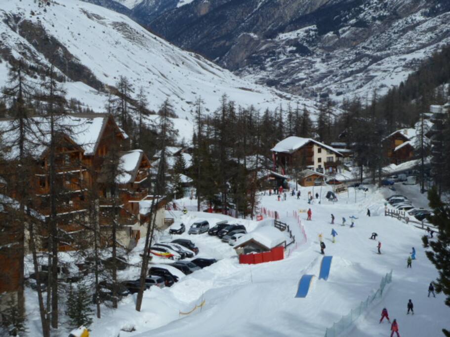 Accès direct aux pistes depuis le local à ski de l'immeuble