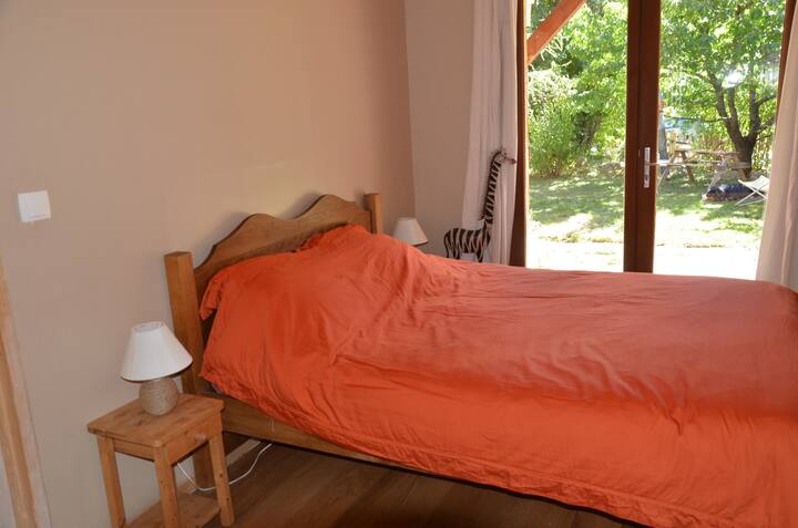 dormitorio con acceso al jardín