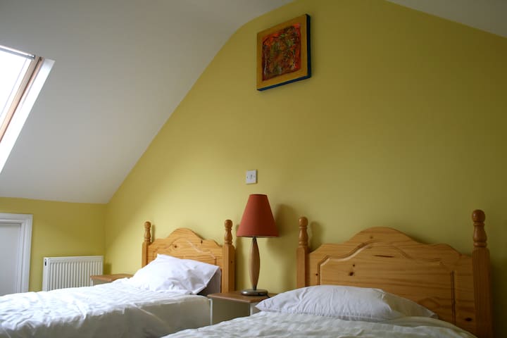 Bright 2 Bed Attic with Parking