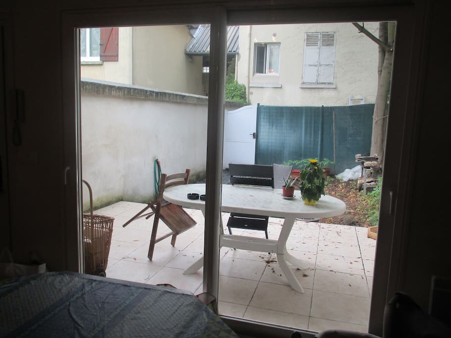 Porte-fenêtre avec vue sur la terrasse et le jardin