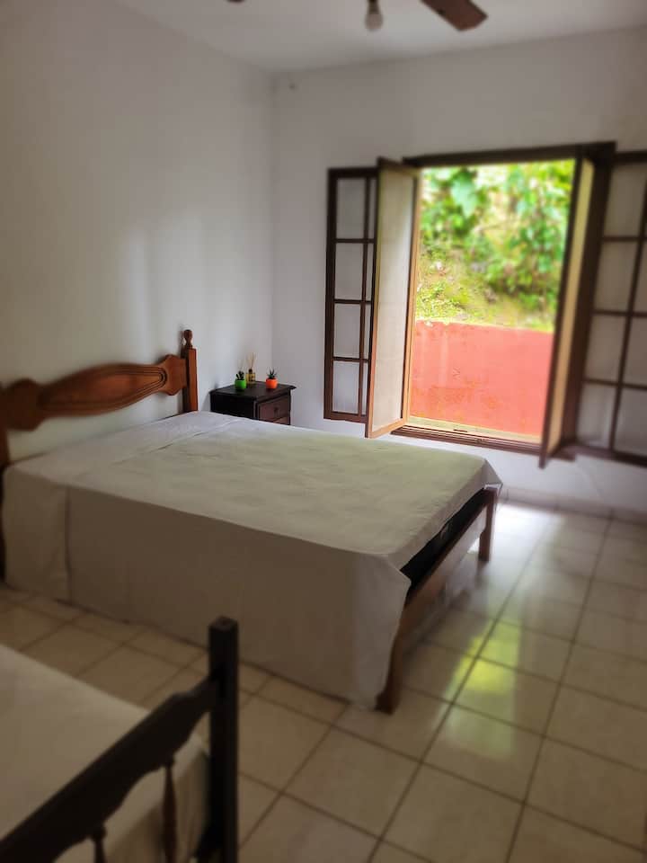 Habitación 3
Cama matrimonial.
Cama individual.
Colchones nuevos!
Perchero.
Ventilador de techo.
Mesita de noche.
Amplia ventana al bosque.