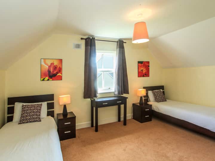 Spavaća soba 3 s 2 kreveta za jednu osobu